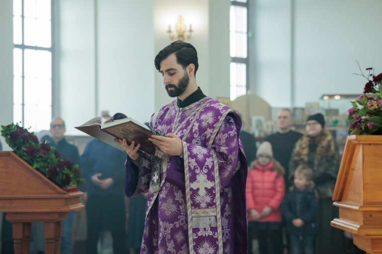В Неделю Крестопоклонную митрополит Евгений совершил Божественную литургию в храме в честь Успения Пресвятой Богородицы поселка Верхняя Сысерть