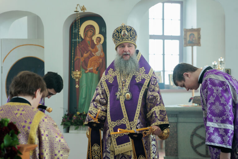 В Неделю Крестопоклонную митрополит Евгений совершил Божественную литургию в храме в честь Успения Пресвятой Богородицы поселка Верхняя Сысерть