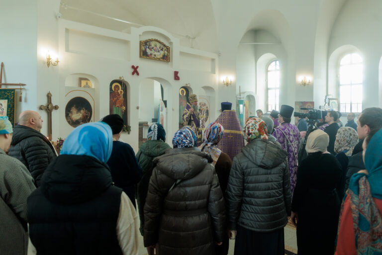 В Неделю Крестопоклонную митрополит Евгений совершил Божественную литургию в храме в честь Успения Пресвятой Богородицы поселка Верхняя Сысерть