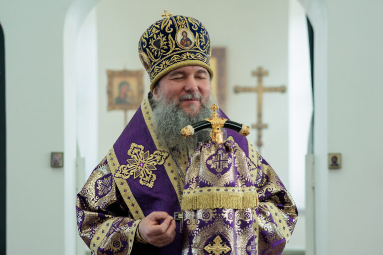 В Неделю Крестопоклонную митрополит Евгений совершил Божественную литургию в храме в честь Успения Пресвятой Богородицы поселка Верхняя Сысерть