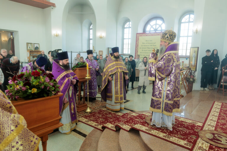 В Неделю Крестопоклонную митрополит Евгений совершил Божественную литургию в храме в честь Успения Пресвятой Богородицы поселка Верхняя Сысерть