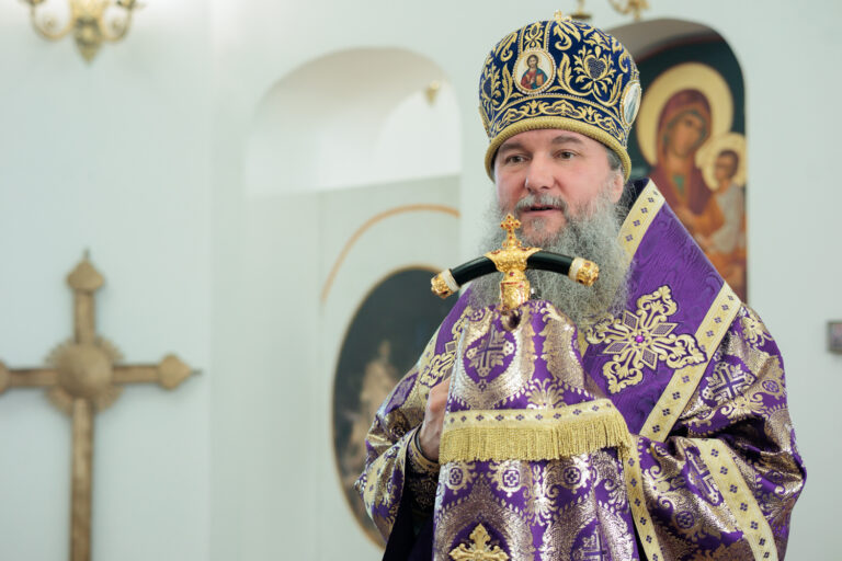 В Неделю Крестопоклонную митрополит Евгений совершил Божественную литургию в храме в честь Успения Пресвятой Богородицы поселка Верхняя Сысерть