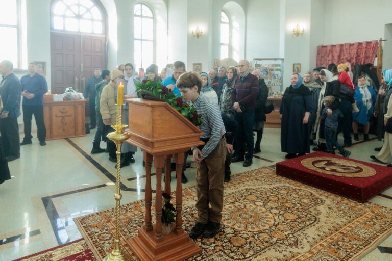 В Неделю Крестопоклонную митрополит Евгений совершил Божественную литургию в храме в честь Успения Пресвятой Богородицы поселка Верхняя Сысерть