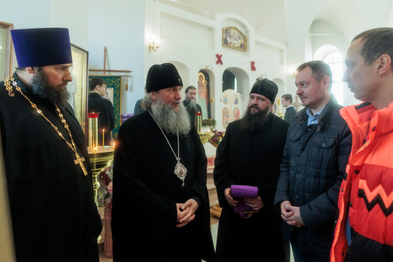 В Неделю Крестопоклонную митрополит Евгений совершил Божественную литургию в храме в честь Успения Пресвятой Богородицы поселка Верхняя Сысерть