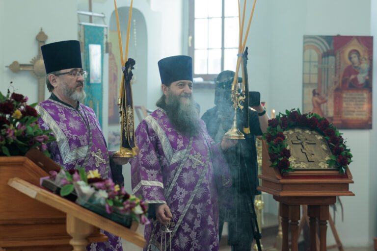В Неделю Крестопоклонную митрополит Евгений совершил Божественную литургию в храме в честь Успения Пресвятой Богородицы поселка Верхняя Сысерть