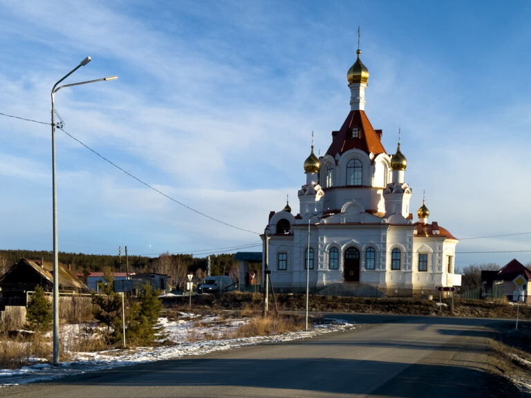 В Неделю Крестопоклонную митрополит Евгений совершил Божественную литургию в храме в честь Успения Пресвятой Богородицы поселка Верхняя Сысерть