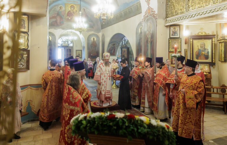 В день Отдания Пасхи митрополит Евгений совершил Божественную литургию в Иоанно-Предтеченском кафедральном соборе