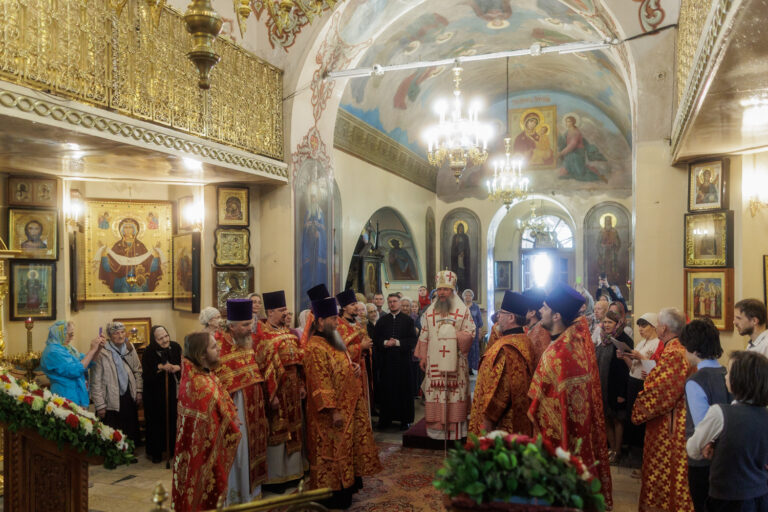 В день Отдания Пасхи митрополит Евгений совершил Божественную литургию в Иоанно-Предтеченском кафедральном соборе
