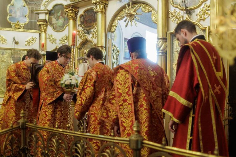 В день Отдания Пасхи митрополит Евгений совершил Божественную литургию в Иоанно-Предтеченском кафедральном соборе