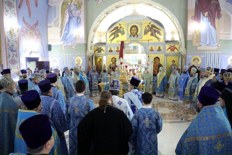 Митрополит Евгений поздравил Главу Среднеазиатского митрополичьего округа с 35-летием архиерейской хиротонии