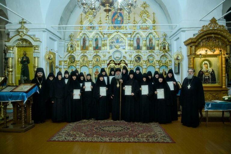 Монашествующиим Екатеринбургской епархии вручены свидетельства о прохождении курсов базовой подготовки в области богословия