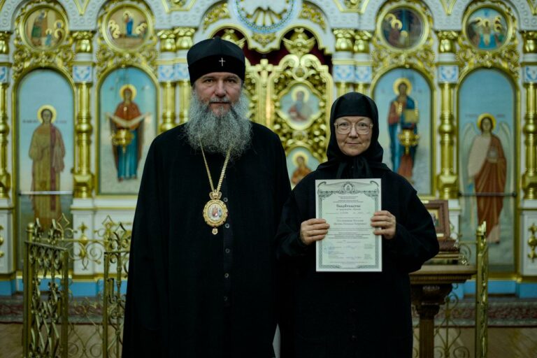 Монашествующиим Екатеринбургской епархии вручены свидетельства о прохождении курсов базовой подготовки в области богословия