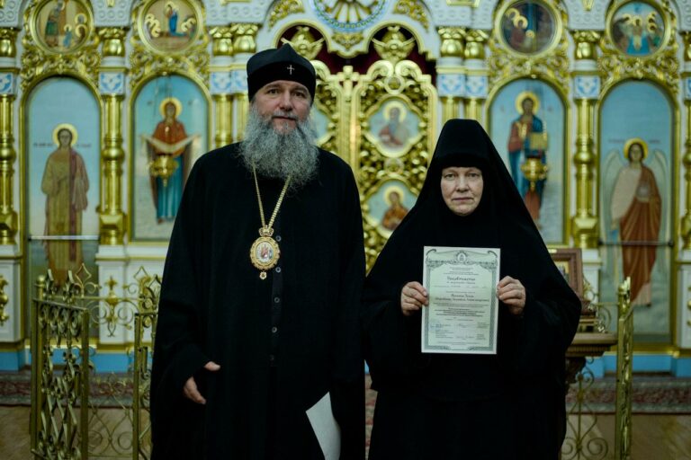 Монашествующиим Екатеринбургской епархии вручены свидетельства о прохождении курсов базовой подготовки в области богословия
