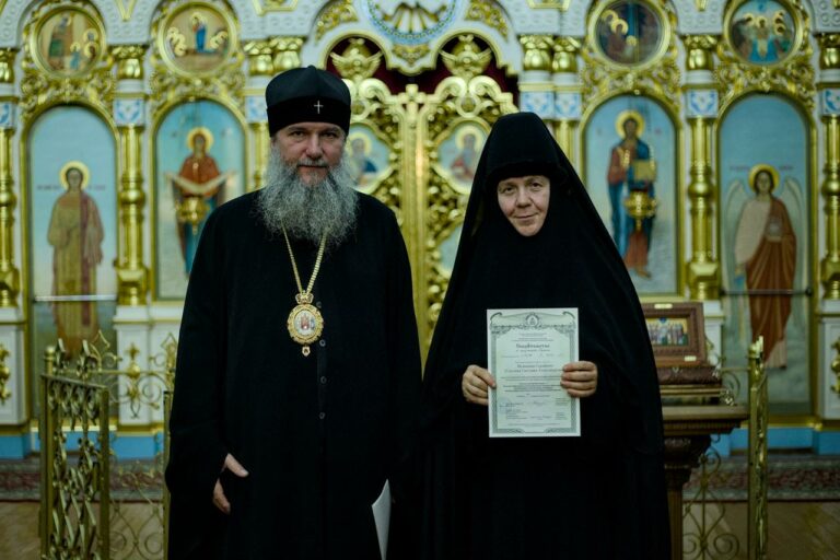 Монашествующиим Екатеринбургской епархии вручены свидетельства о прохождении курсов базовой подготовки в области богословия
