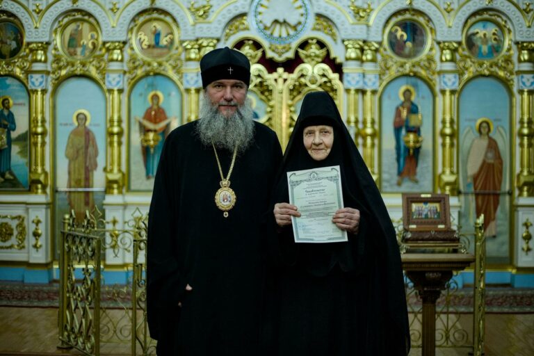 Монашествующиим Екатеринбургской епархии вручены свидетельства о прохождении курсов базовой подготовки в области богословия