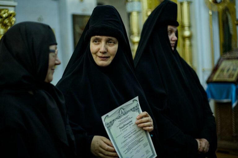 Монашествующиим Екатеринбургской епархии вручены свидетельства о прохождении курсов базовой подготовки в области богословия