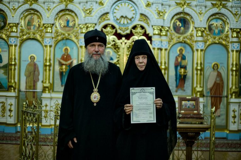 Монашествующиим Екатеринбургской епархии вручены свидетельства о прохождении курсов базовой подготовки в области богословия