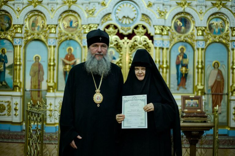 Монашествующиим Екатеринбургской епархии вручены свидетельства о прохождении курсов базовой подготовки в области богословия