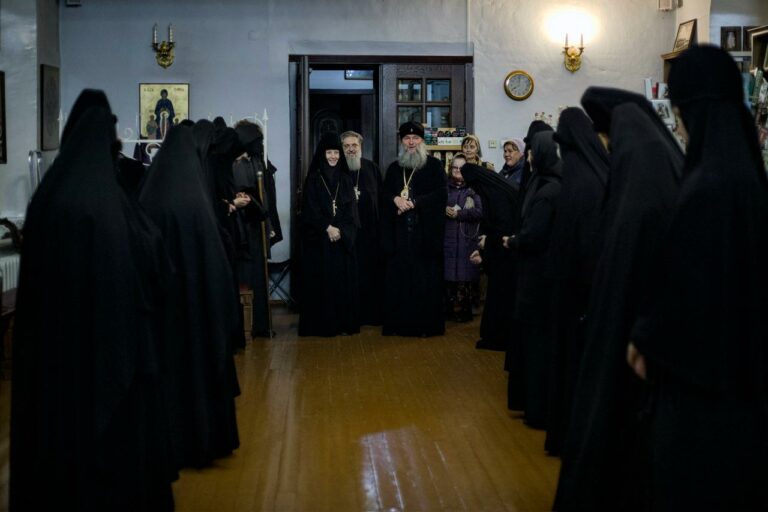 Монашествующиим Екатеринбургской епархии вручены свидетельства о прохождении курсов базовой подготовки в области богословия