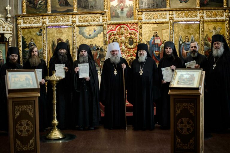 Монашествующиим Екатеринбургской епархии вручены свидетельства о прохождении курсов базовой подготовки в области богословия