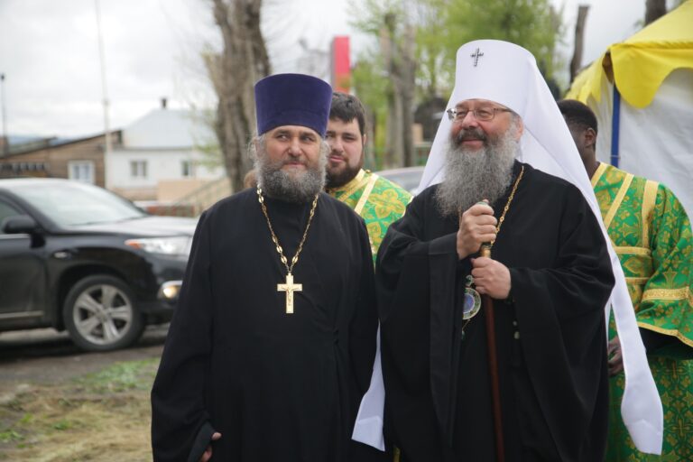 В День Святого Духа митрополит Кирилл совершил Божественную литургию в храме во имя Пресвятой Троицы поселка Староуткинска