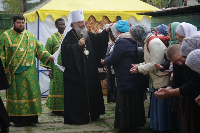 В День Святого Духа митрополит Кирилл совершил Божественную литургию в храме во имя Пресвятой Троицы поселка Староуткинска