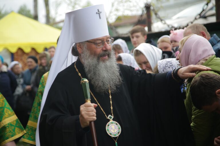 В День Святого Духа митрополит Кирилл совершил Божественную литургию в храме во имя Пресвятой Троицы поселка Староуткинска