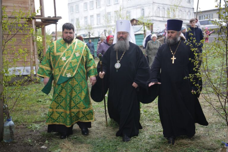 В День Святого Духа митрополит Кирилл совершил Божественную литургию в храме во имя Пресвятой Троицы поселка Староуткинска