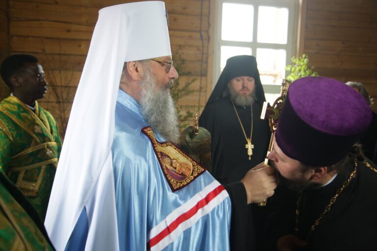 В День Святого Духа митрополит Кирилл совершил Божественную литургию в храме во имя Пресвятой Троицы поселка Староуткинска