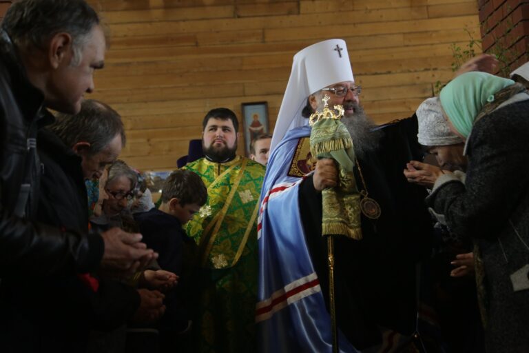 В День Святого Духа митрополит Кирилл совершил Божественную литургию в храме во имя Пресвятой Троицы поселка Староуткинска