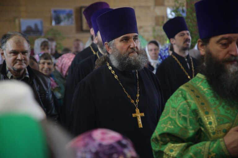 В День Святого Духа митрополит Кирилл совершил Божественную литургию в храме во имя Пресвятой Троицы поселка Староуткинска