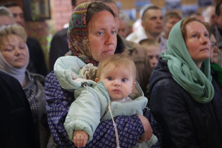 В День Святого Духа митрополит Кирилл совершил Божественную литургию в храме во имя Пресвятой Троицы поселка Староуткинска