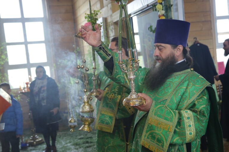 В День Святого Духа митрополит Кирилл совершил Божественную литургию в храме во имя Пресвятой Троицы поселка Староуткинска