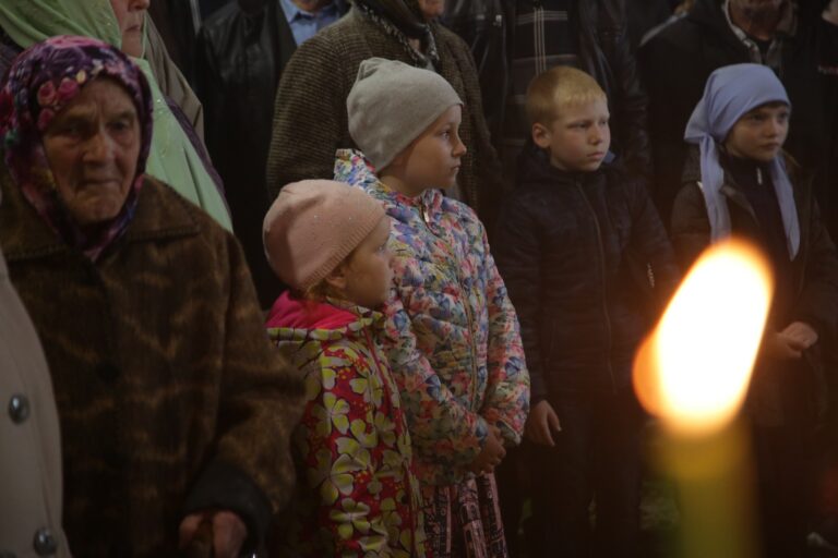 В День Святого Духа митрополит Кирилл совершил Божественную литургию в храме во имя Пресвятой Троицы поселка Староуткинска