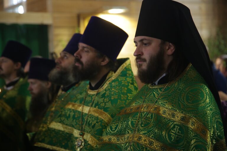В День Святого Духа митрополит Кирилл совершил Божественную литургию в храме во имя Пресвятой Троицы поселка Староуткинска