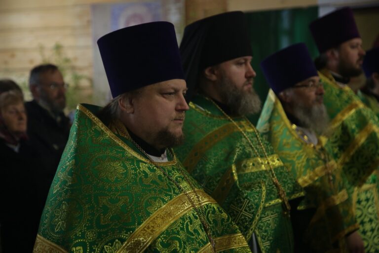 В День Святого Духа митрополит Кирилл совершил Божественную литургию в храме во имя Пресвятой Троицы поселка Староуткинска