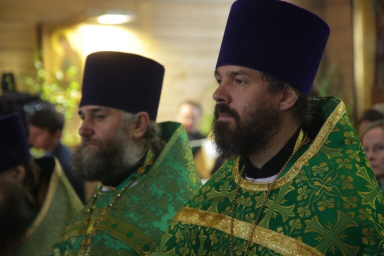 В День Святого Духа митрополит Кирилл совершил Божественную литургию в храме во имя Пресвятой Троицы поселка Староуткинска
