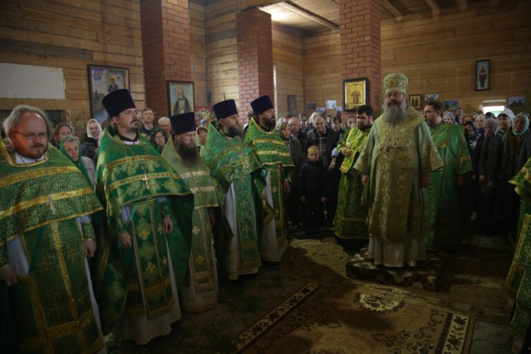 В День Святого Духа митрополит Кирилл совершил Божественную литургию в храме во имя Пресвятой Троицы поселка Староуткинска