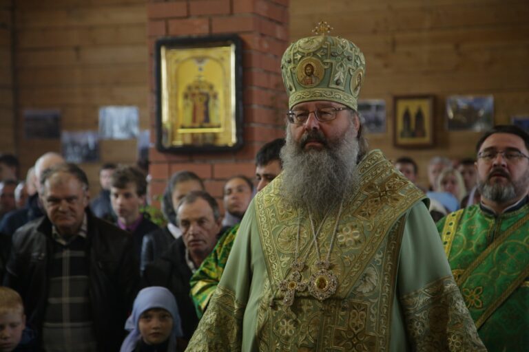 В День Святого Духа митрополит Кирилл совершил Божественную литургию в храме во имя Пресвятой Троицы поселка Староуткинска