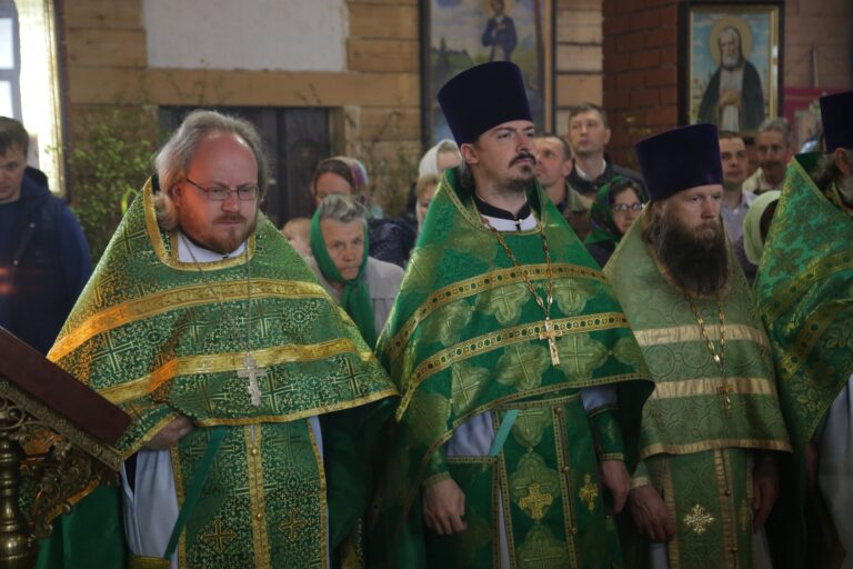 В День Святого Духа митрополит Кирилл совершил Божественную литургию в храме во имя Пресвятой Троицы поселка Староуткинска