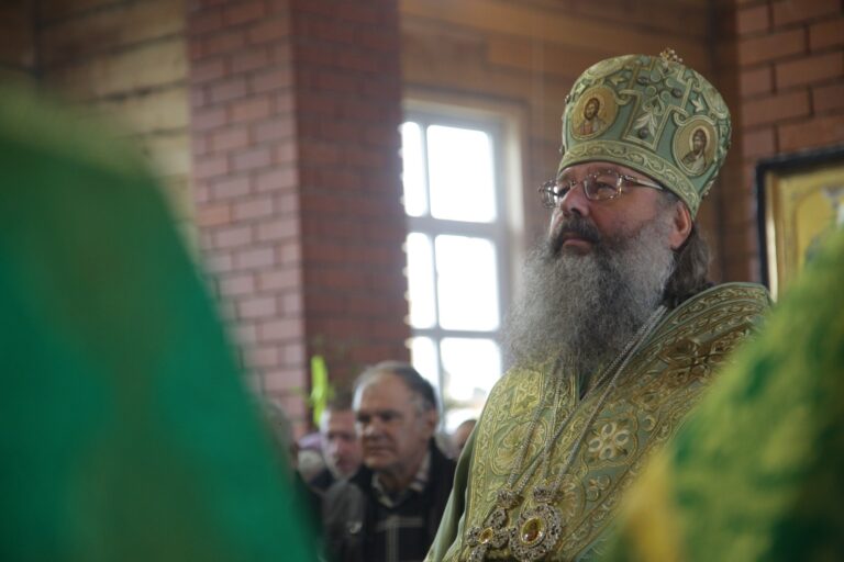 В День Святого Духа митрополит Кирилл совершил Божественную литургию в храме во имя Пресвятой Троицы поселка Староуткинска