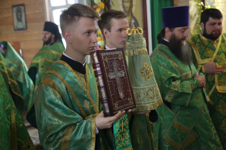 В День Святого Духа митрополит Кирилл совершил Божественную литургию в храме во имя Пресвятой Троицы поселка Староуткинска