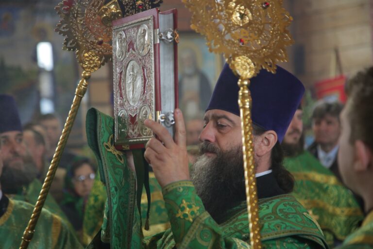 В День Святого Духа митрополит Кирилл совершил Божественную литургию в храме во имя Пресвятой Троицы поселка Староуткинска