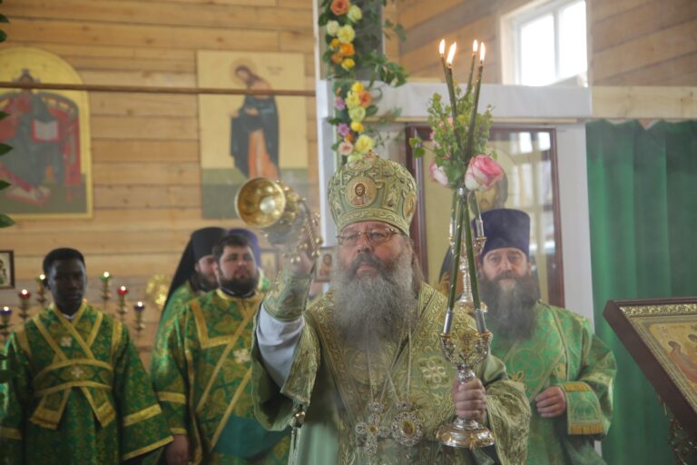 В День Святого Духа митрополит Кирилл совершил Божественную литургию в храме во имя Пресвятой Троицы поселка Староуткинска