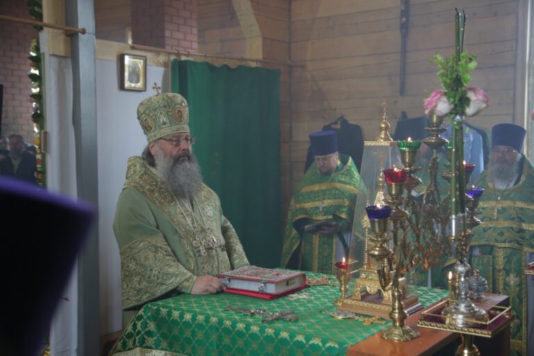 В День Святого Духа митрополит Кирилл совершил Божественную литургию в храме во имя Пресвятой Троицы поселка Староуткинска