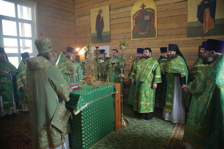 В День Святого Духа митрополит Кирилл совершил Божественную литургию в храме во имя Пресвятой Троицы поселка Староуткинска
