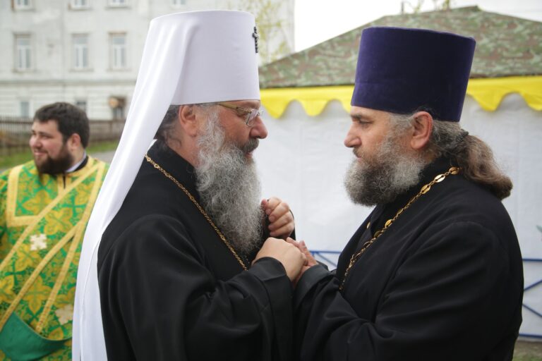 В День Святого Духа митрополит Кирилл совершил Божественную литургию в храме во имя Пресвятой Троицы поселка Староуткинска