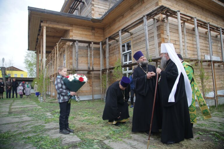 В День Святого Духа митрополит Кирилл совершил Божественную литургию в храме во имя Пресвятой Троицы поселка Староуткинска