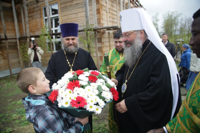 В День Святого Духа митрополит Кирилл совершил Божественную литургию в храме во имя Пресвятой Троицы поселка Староуткинска