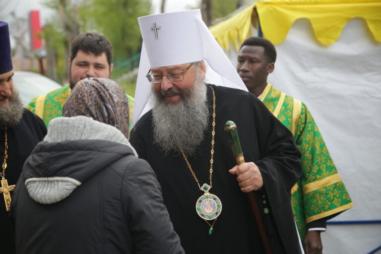 В День Святого Духа митрополит Кирилл совершил Божественную литургию в храме во имя Пресвятой Троицы поселка Староуткинска
